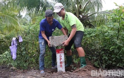 Video: Cận cảnh công nhân lội bùn cắm cọc ranh Vành đai 3 TP.HCM