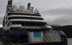 Tàu du lịch 5 sao chở hàng trăm khách nước ngoài cập cảng Quy Nhơn