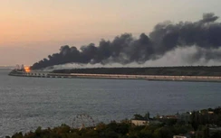 Cây cầu trọng yếu nối Nga-Crimea cháy nổ dữ dội, Ukraine có bình luận ẩn ý