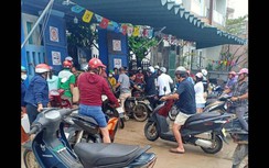 Người dân đảo Lý Sơn nháo nhào đổ xăng vì sợ hết hàng khi biển động