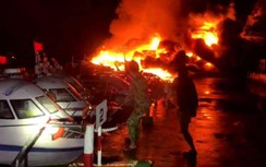 Hàng loạt tàu, ca nô du lịch bốc cháy, đang trôi dạt trên sông ở Quảng Nam