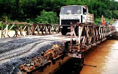 Khắc phục cầu tạm bị lũ cuốn, nối thông tuyến huyết mạch miền núi Quảng Trị
