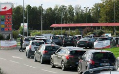 Pháp: Chờ 2 tiếng mới đến lượt đổ xăng, có người bị đâm chỉ vì chen lấn