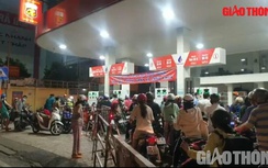 Clip: Người dân TP.HCM rồng rắn dầm mưa, mang theo can nhựa chờ mua xăng