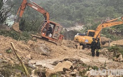 Giao thông qua Quảng Ngãi tắc nghẽn, đường sá hư hỏng, nghìn dân bị cô lập