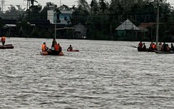 Ghe đánh cá lật úp giữa nước lũ, sóng lớn, 2 người nguy kịch, 1 mất tích