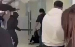 Bị nhóm bạn đánh gục ở giảng đường, sức khỏe nam sinh Đại học TN&MT ra sao?