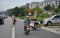 Tái diễn tình trạng xe máy đi sai làn trên cầu Bãi Cháy