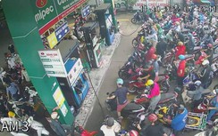 Clip: Người dân mang can, bình nhựa mua xăng dự trữ