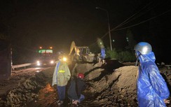 Trắng đêm bám đường, thông tuyến QL1D qua Bình Định sau sạt lở