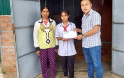 Báo Giao thông tặng quà của bạn đọc cho bốn anh em mất mẹ do TNGT