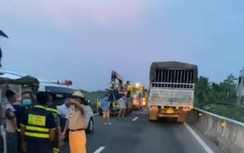 Tài xế xe tải tử vong, mắc kẹt giữa 2 xe container