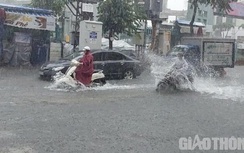 Mưa trắng trời, nhiều tuyến đường trung tâm Đà Nẵng thành sông