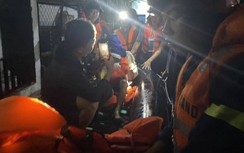 Công an Huế xuyên đêm dầm mình trong nước lũ hỗ trợ dân đến nơi an toàn