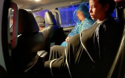 CSGT Huế dùng xe chuyên dụng đưa thai phụ vượt lũ dữ sinh con trong đêm