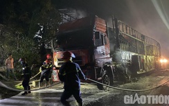 Xe đầu kéo chở nhiều xế hộp bốc cháy trên QL1 qua Quảng Ngãi