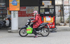 Người dân Hà Nội ngỡ ngàng khi một số cây xăng bất ngờ tạm ngừng bán
