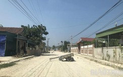 Dân đem đá, xe kéo chặn đường... vì thi công dang dở