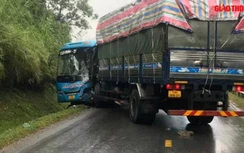 Video TNGT 20/10: Xe tải đấu đầu xe khách ở khúc cua, 6 người nhập viện