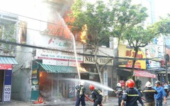 Cháy lớn tại cửa hàng đồ thể thao giữa trung tâm Đà Nẵng