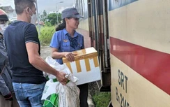Chuyện nữ nhân viên toa xe trên chuyến tàu xuyên dịch, xuyên bão