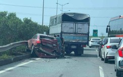 Xe Audi A6 biến dạng sau va chạm với ô tô tải trên cao tốc Nội Bài- Lào Cai