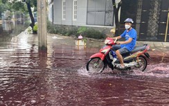 Đường vào khu dân cư bị nhuộm đỏ bất thường trong cơn mưa lớn