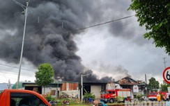 Cháy cửa hàng đồ nhựa ở Đắk Lắk, cột khói bốc cao hàng chục mét
