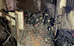 Cháy lớn khu nhà trọ ở Cầu Giấy, phá cửa sân thượng cứu 11 người mắc kẹt