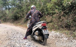 Huyện lộ nát như “tương”, còn oằn mình gánh xe quá tải