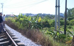 Cột điện cao thế sừng sững ở hành lang đường sắt, phớt lờ yêu cầu tháo dỡ