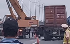 2 xe container va chạm nhau, 3 người bị thương