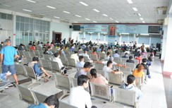 Chờ hàng giờ ở ga Sài Gòn mua vé tàu Tết Quý Mão 2023