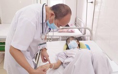 Mắc sốt xuất huyết, làm gì để tránh biến chứng?