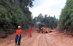 Căng sức hót dọn đất đá sụt trượt, đảm bảo giao thông QL49 qua đèo Kim Quy