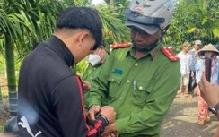 Dùng băng keo dán đè biển số xe rồi... đi cướp