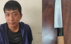 Thanh niên kề dao vào cổ một phụ nữ trong văn phòng bất động sản