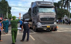 Video TNGT ngày 27/10: Hai ông cháu bị xe đầu kéo cán tử vong tại chỗ