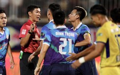 Trọng tài V-League "tặng" penalty cho HAGL nhận án phạt nặng
