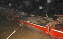 "Mục sở thị" tàu hút trộm cát xuyên đêm, phun vòi nước vào phóng viên