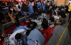 Một nhân chứng khiêng tới 50 thi thể trong vụ giẫm đạp tại Itaewon