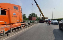 Video TNGT 1/11: Liên tiếp 2 vụ tai nạn khi xe container tông dải phân cách