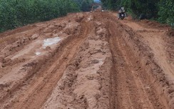 Dân đánh vật trên đường trăm tỷ đang thi công, nhiều đoạn bùn lầy lội