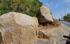 Đèo Hải Vân vẫn ngổn ngang đá tảng sau nửa tháng mưa lũ