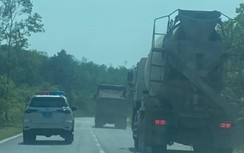 Quảng Ninh: Xe chở bê tông ngang nhiên xả thải phế phẩm ra đường