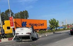 Xe đưa dâu tông dải phân cách, lật ngửa trên đường Bùi Viện