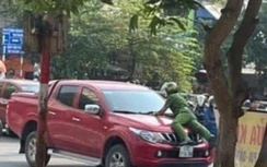 Bắt tài xế ô tô rồ ga bỏ chạy khi chiến sĩ công an bám trên nắp capo