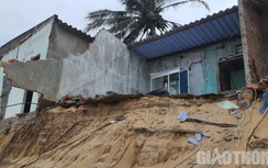 Triều cường đánh sập nhà dân, cuốn trôi vườn tược ở Quảng Ngãi