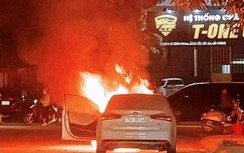 Ô tô đang chạy ở Hải Phòng bất ngờ bốc cháy, nữ tài xế tung cửa cầu cứu