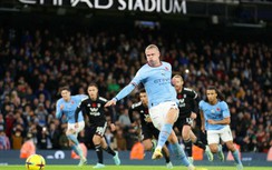 Haaland lập công phút bù giờ, Man City lên ngôi đầu Ngoại hạng Anh